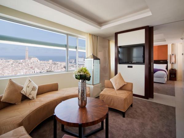 Sofitel Casablanca Tour Blanche : photo 2 de la chambre suite prestige avec lit king-size et salon séparé - vue sur mosquée et médina