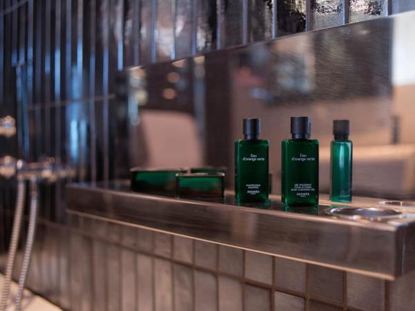 Sofitel Casablanca Tour Blanche : photo 4 de la chambre suite junior avec 1 lit king-size et salon séparé