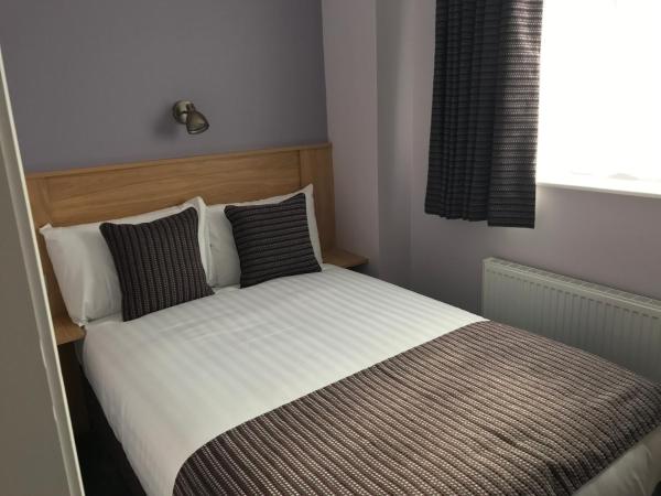 Kennedys B&B Drumcondra : photo 4 de la chambre chambre simple avec salle de bains privative