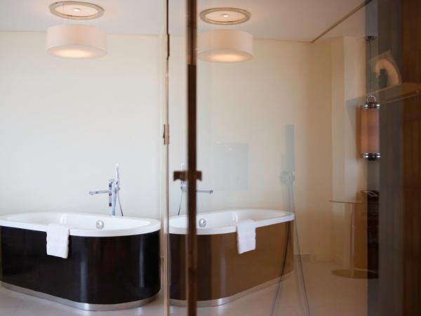 Sofitel Casablanca Tour Blanche : photo 3 de la chambre suite junior avec 1 lit king-size et salon séparé