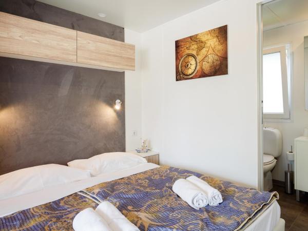 Mobile Homes - FKK Nudist Camping Solaris : photo 8 de la chambre mobile home premium 2 chambres avec terrasse