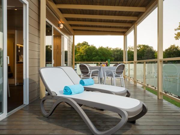 Mobile Homes - FKK Nudist Camping Solaris : photo 6 de la chambre mobile home premium 2 chambres avec terrasse