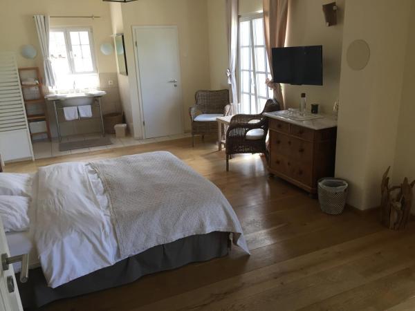 Villa La Begude - Boutique Luxury B&B : photo 6 de la chambre chambre double supérieure avec balcon 4 - vue sur piscine - 36 m²