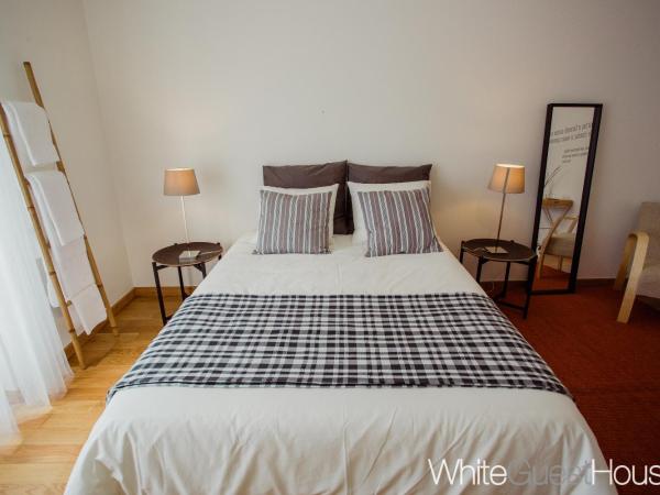 White Guest House : photo 7 de la chambre chambre double avec salle de bains privative