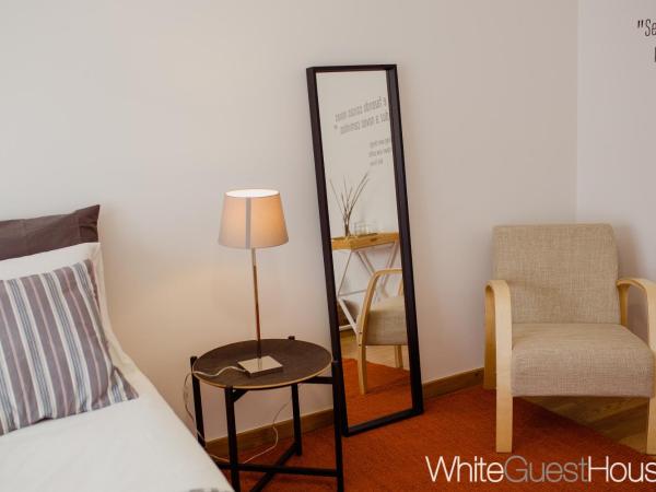 White Guest House : photo 10 de la chambre chambre double avec salle de bains privative