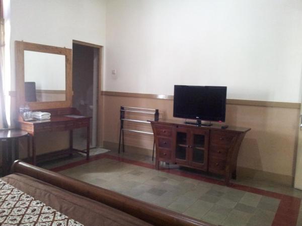 Ndalem Suratin Guesthouse : photo 3 de la chambre chambre deluxe double ou lits jumeaux