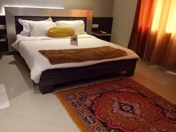 Prithvi Hotels : photo 7 de la chambre chambre lit king-size avec balcon