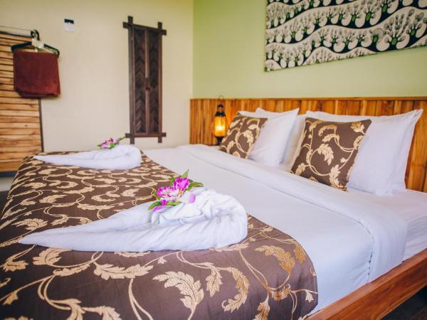 Good Times Resort Kanchanaburi : photo 2 de la chambre petite chambre double - vue partielle sur piscine
