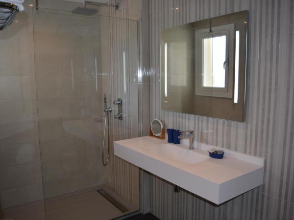 Hôtel Valencia : photo 2 de la chambre chambre triple supérieure - vue sur mer