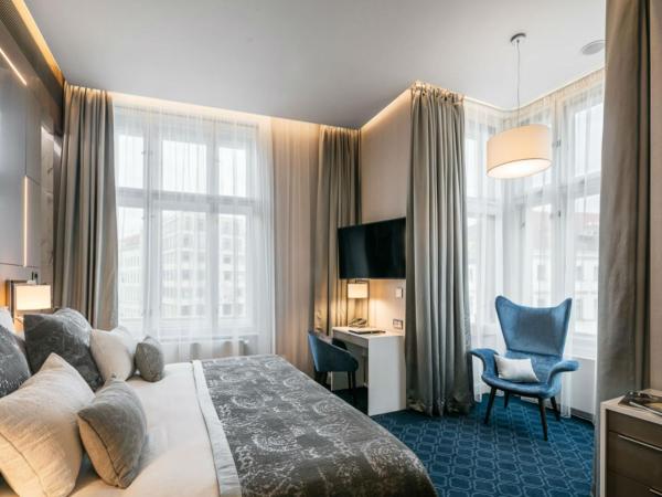 Hotel KINGS COURT : photo 10 de la chambre suite king david avec accès au salon et au spa