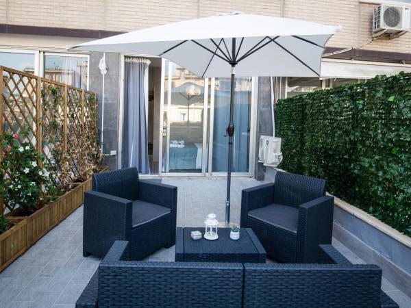 De Gasperi 55 : photo 8 de la chambre chambre lit queen-size avec balcon