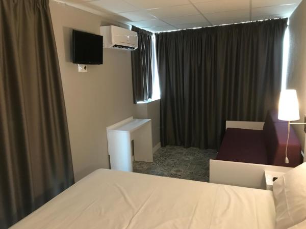 Hostal Boutique BBB Auto check in : photo 2 de la chambre chambre familiale avec terrasse