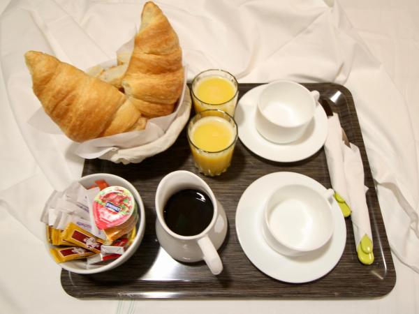 Hotel des Pyrénées : photo 7 de la chambre chambre quadruple