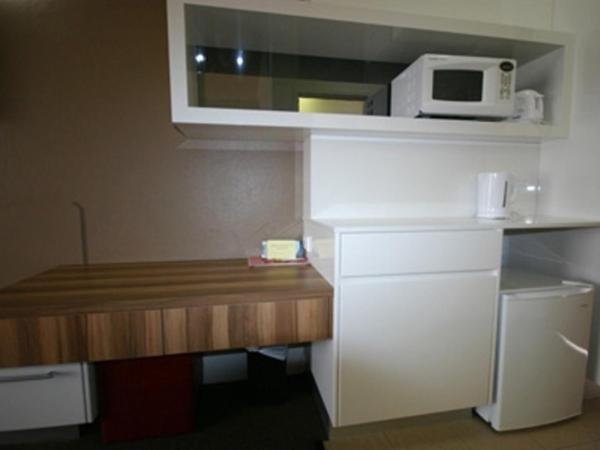 Red Cedars Motel : photo 2 de la chambre chambre familiale avec 1 lit queen-size et lits superposés