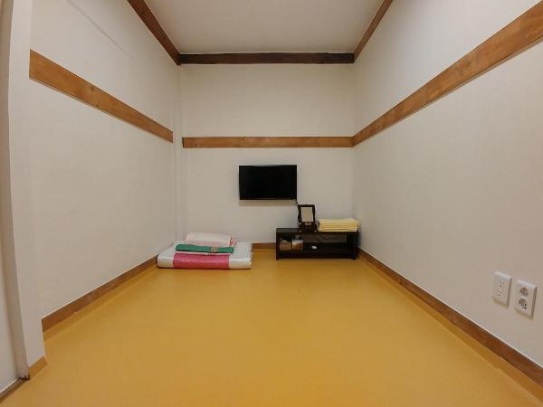 Sophia Hanok Guesthouse : photo 5 de la chambre chambre triple avec salle de bains privative