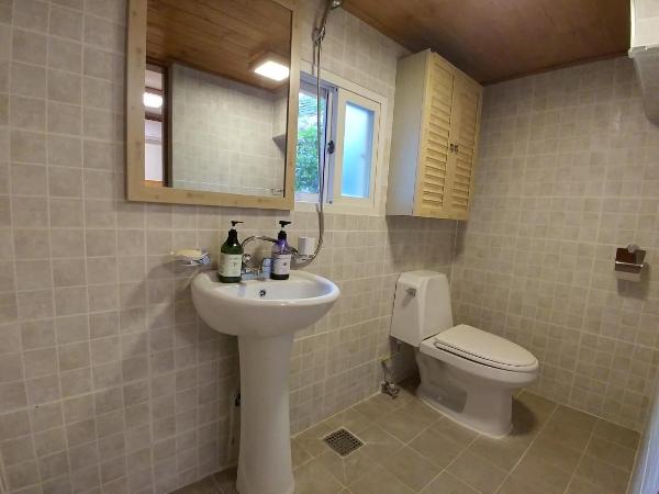 Sophia Hanok Guesthouse : photo 8 de la chambre chambre double avec salle de bains privative