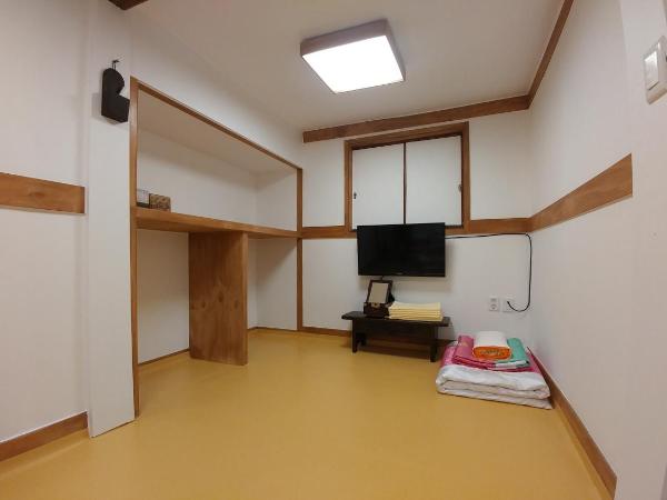 Sophia Hanok Guesthouse : photo 9 de la chambre chambre quadruple avec salle de bains privative