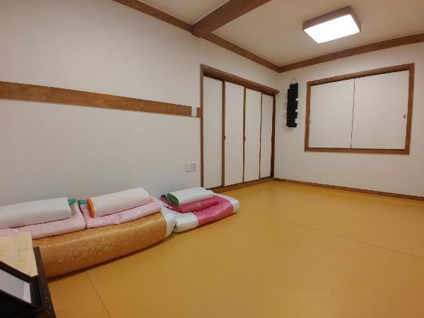 Sophia Hanok Guesthouse : photo 2 de la chambre chambre quadruple avec salle de bains privative