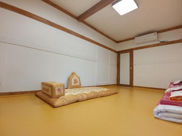 Sophia Hanok Guesthouse : photo 4 de la chambre chambre familiale avec salle de bains privative