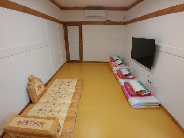 Sophia Hanok Guesthouse : photo 1 de la chambre chambre familiale avec salle de bains privative
