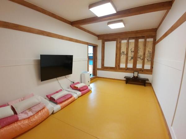 Sophia Hanok Guesthouse : photo 2 de la chambre chambre familiale avec salle de bains privative