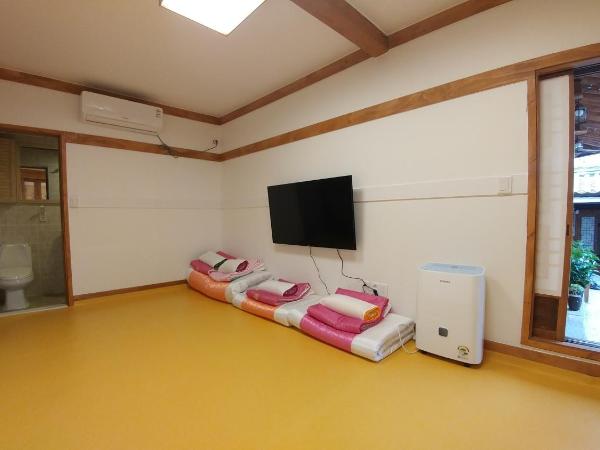 Sophia Hanok Guesthouse : photo 3 de la chambre chambre familiale avec salle de bains privative