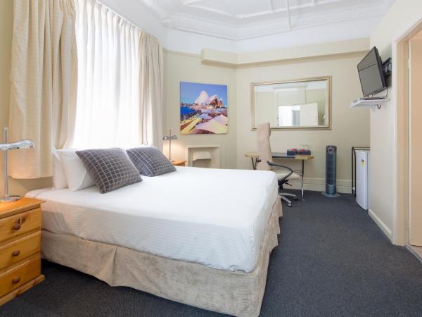 Neutral Bay Lodge : photo 6 de la chambre chambre lit king-size avec salle de bains privative