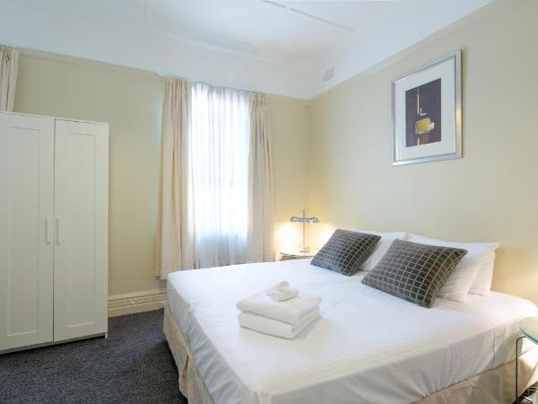 Neutral Bay Lodge : photo 1 de la chambre chambre lit king-size avec salle de bains privative