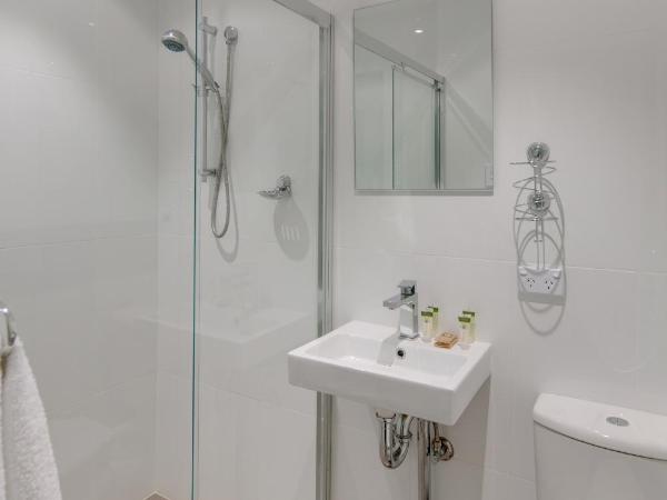 Neutral Bay Lodge : photo 2 de la chambre chambre lit king-size avec salle de bains privative