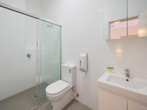 Neutral Bay Lodge : photo 3 de la chambre chambre lit queen-size avec salle de bains privative