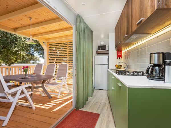 Maistra Camping Veštar Mobile homes : photo 2 de la chambre mobile home familial 3 chambres - escapade en forêt