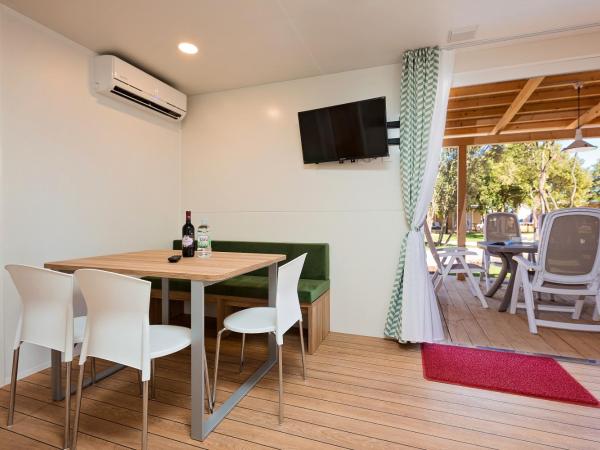 Maistra Camping Veštar Mobile homes : photo 8 de la chambre mobile home 2 chambres - escapade en forêt