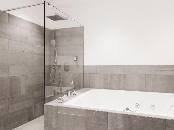 1st Floor Köln 2 : photo 5 de la chambre chambre lit queen-size avec bain à remous