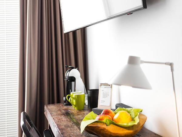 1st Floor Köln 2 : photo 4 de la chambre chambre lit queen-size avec bain à remous