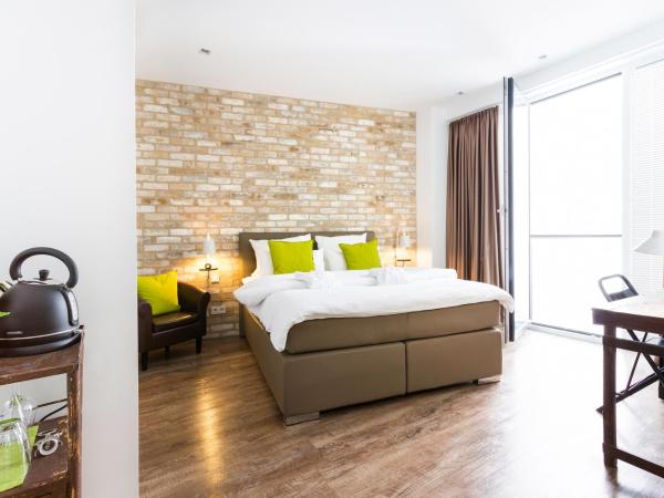 1st Floor Köln 2 : photo 2 de la chambre chambre lit queen-size avec bain à remous