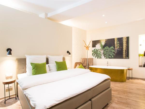 1st Floor Köln 2 : photo 2 de la chambre chambre double supérieure avec baignoire spa