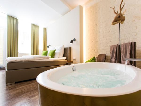 1st Floor Köln 2 : photo 1 de la chambre chambre double supérieure avec baignoire spa
