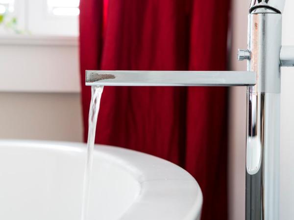 1st Floor Köln 2 : photo 6 de la chambre suite junior avec sauna et baignoire spa