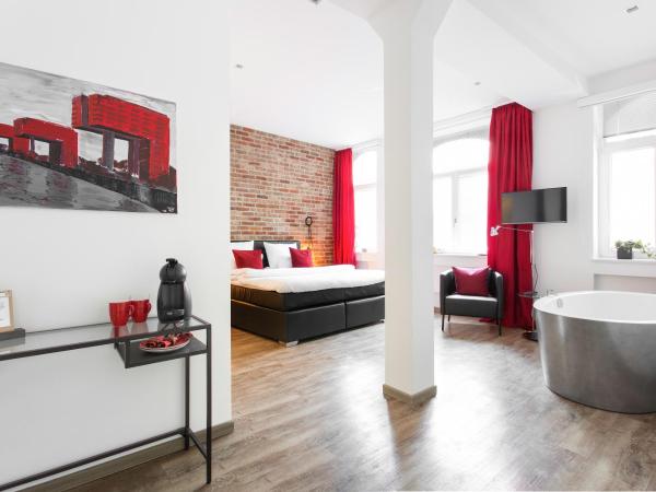 1st Floor Köln 2 : photo 1 de la chambre suite junior avec sauna et baignoire spa
