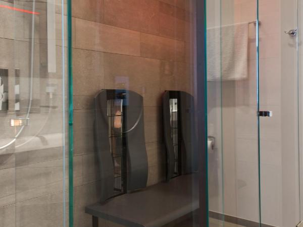 1st Floor Köln 2 : photo 9 de la chambre suite junior avec sauna et baignoire spa