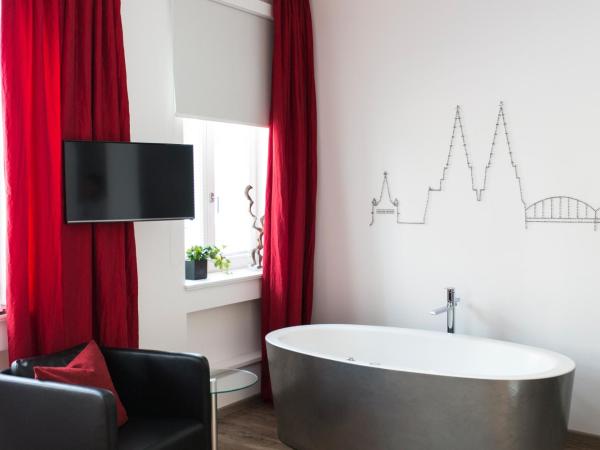 1st Floor Köln 2 : photo 3 de la chambre suite junior avec sauna et baignoire spa