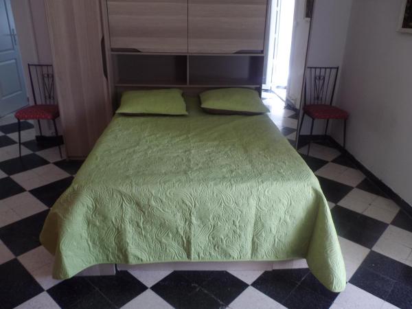 auberge des garrigues : photo 7 de la chambre chambre double ou lits jumeaux avec terrasse