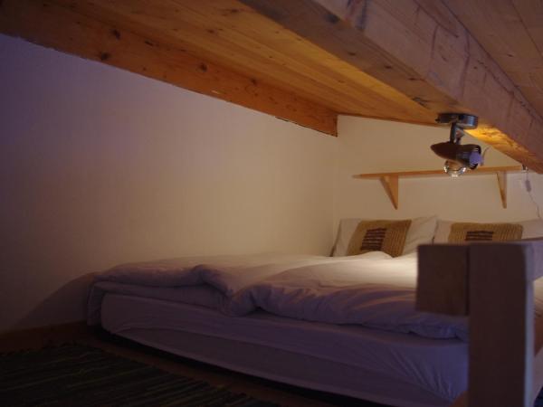 Central Hostel Chatel : photo 5 de la chambre chambre quadruple avec salle de bains privative
