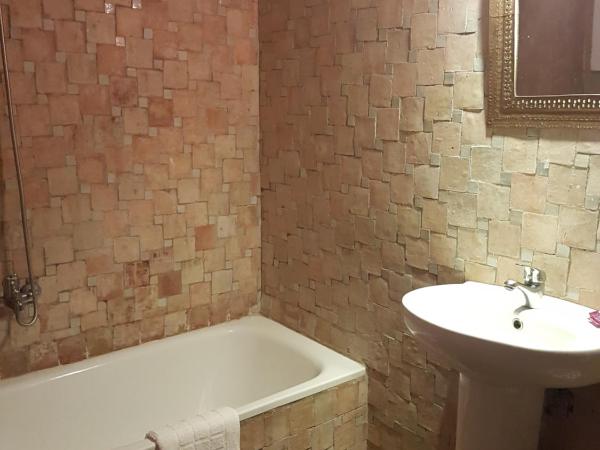 Riad Arous Chamel : photo 5 de la chambre chambre double mauve