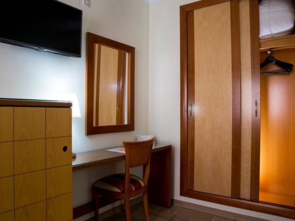 Hotel Córdoba Centro : photo 2 de la chambre chambre double ou lits jumeaux avec lit d'appoint