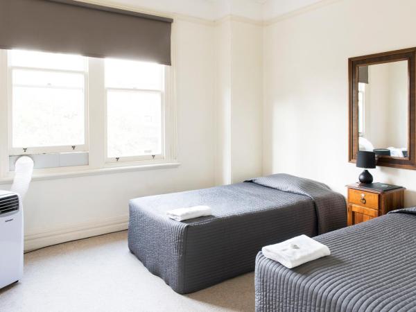 Mercantile Hotel : photo 6 de la chambre chambre double avec salle de bains commune