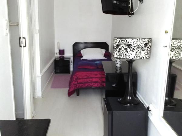 Le Carré d'Aix : photo 3 de la chambre chambre simple avec salle de bains commune