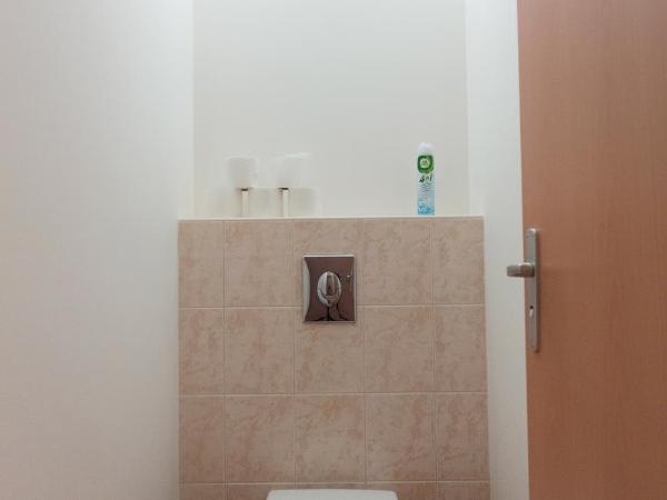 Internesto Brno : photo 8 de la chambre chambre double avec salle de bains commune