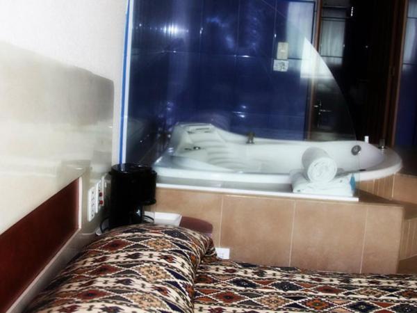 GS Cuernavaca Drive Inn - Adults Only : photo 1 de la chambre chambre lit king-size avec baignoire spa