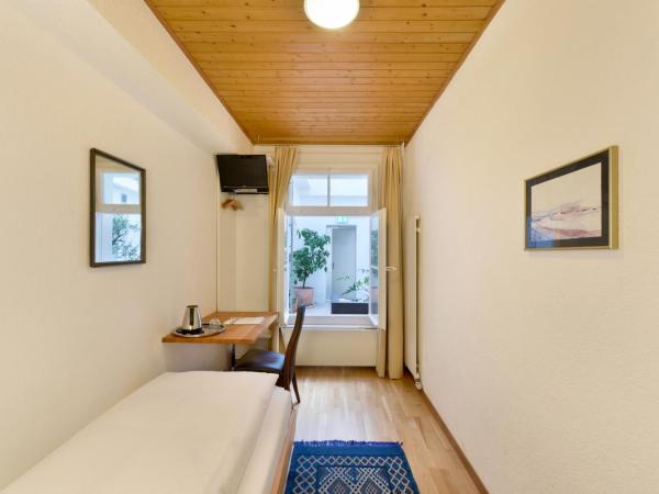 Hotel National Bern : photo 1 de la chambre chambre simple avec salle de bains extérieure privative
